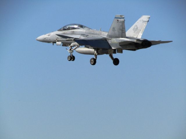 McDonnell Douglas FA-18 Hornet — - Landing RWY 30