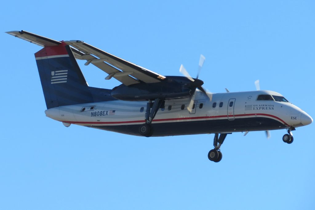 de Havilland Dash 8-100 (N808EX)