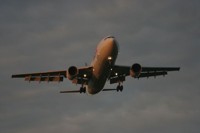 Airbus A300F4-600 — - Fed Ex arrives at Outagamie Cty Airport at Dawn.