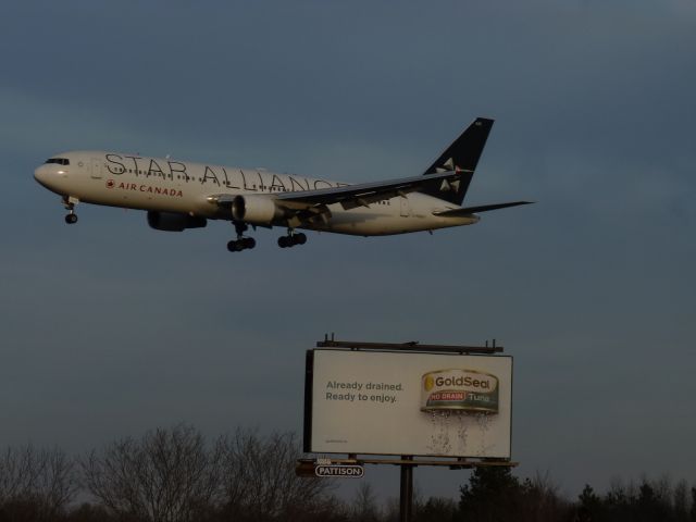 BOEING 767-300 (C-FMWY)
