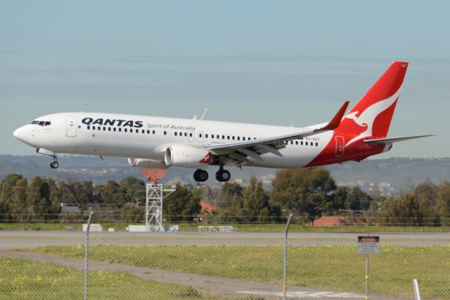 Boeing 737-800 (VH-VZT) - About to put down on runway 05. Tuesday 22nd July 2014.