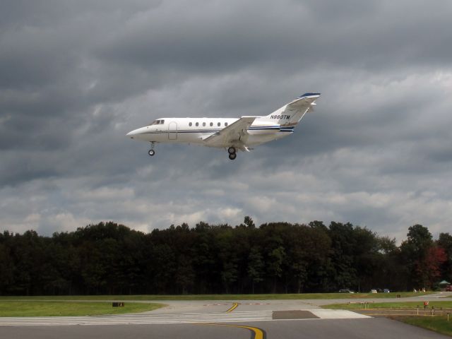 Hawker 800 (N880TM) - Perfect landing runway 34.