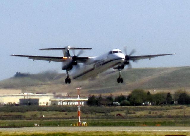 de Havilland Dash 8-400 (N439QX)