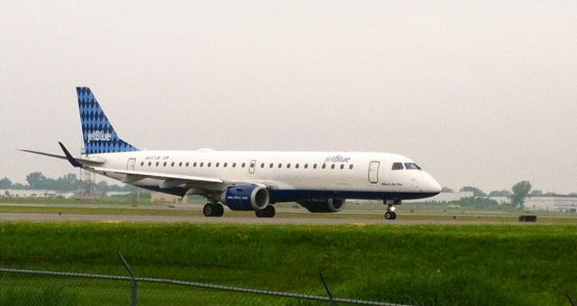 Embraer ERJ-190 (N247JB)