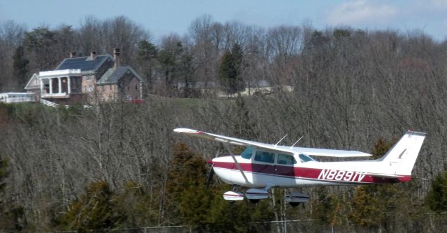 Cessna Skyhawk (N8891V) - Shortly after departure is this 1972 Cessna Skyhawk 172M in the Spring of 2021.