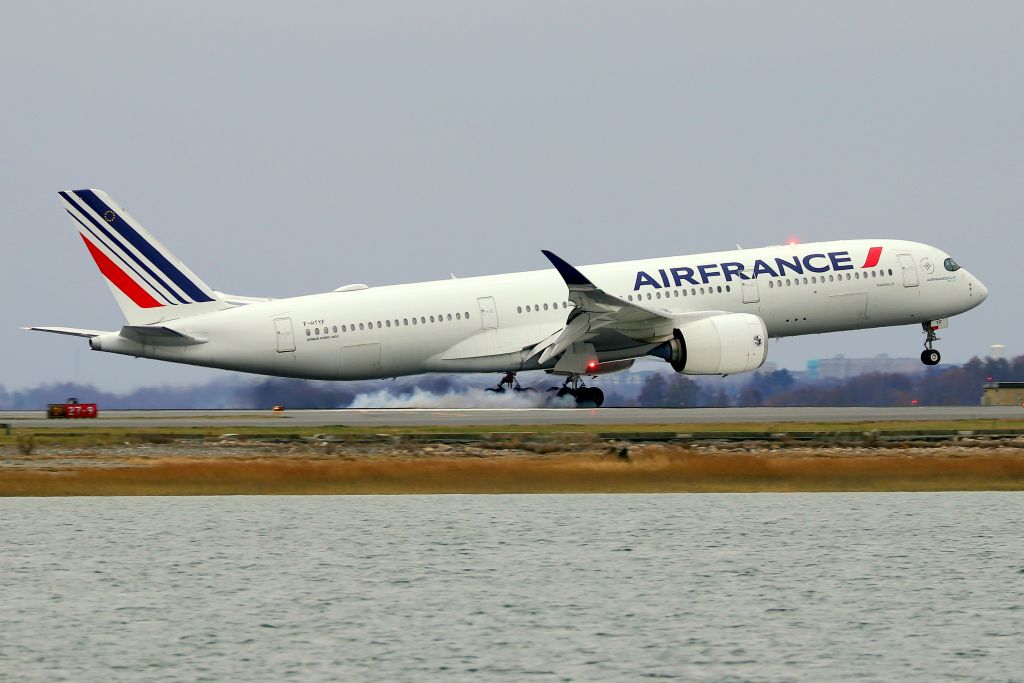 Airbus A350-900 (F-HTYF) - AFR 334 from Paris touching down on runway 27   (11/28)