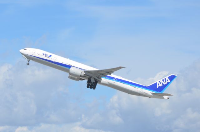 Boeing 777 (JA733A) - ANA 777 takes off at LAX