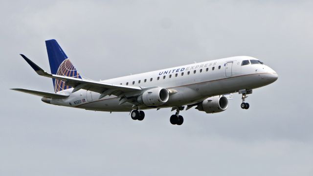 Embraer 175 (N132SY) - SKW566F from SFO on final to Rwy 16R on 7.11.10. (ERJ-175LR / cn #17000451).