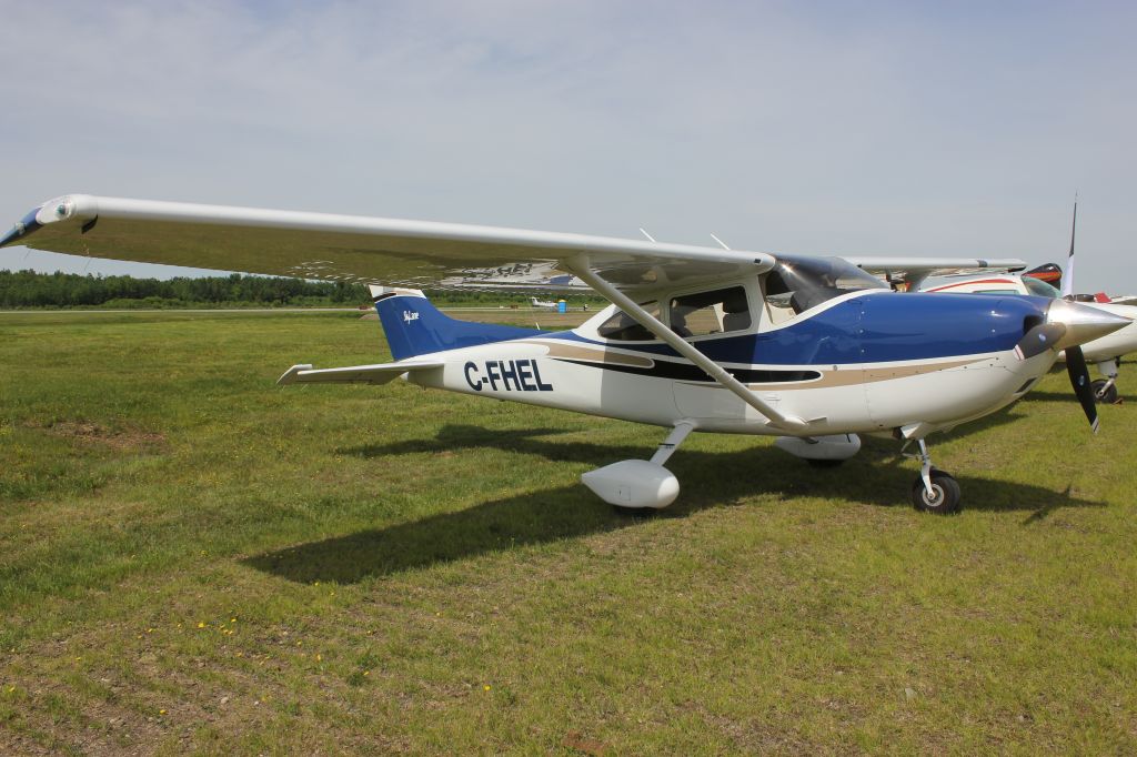 Cessna Skylane (C-FHEL) - C-FHEL Cessna Skylane 182T RVA Aéroport de Sherbrooke QC. CYSC 16-06-2018.