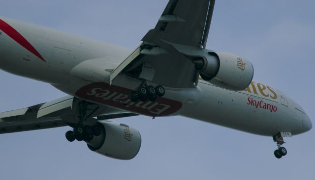 Boeing 777-200 (A6-EFK) - Flying above Brussels heading to Brussels Airport on 22-08-2017 - 18hrs