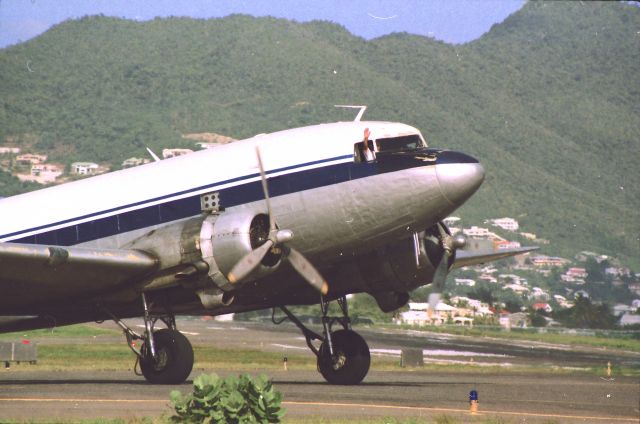 Douglas DC-3 — - Friendly wave on a friendly island