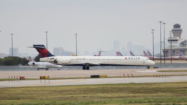 McDonnell Douglas MD-90 (N946DN)