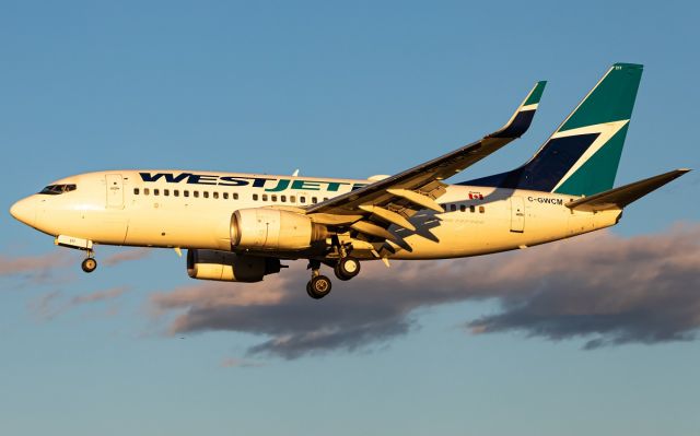 Boeing 737-700 (C-GWCM)