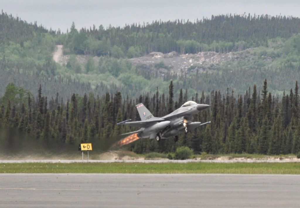 Lockheed F-16 Fighting Falcon (J630) - Taking off runway 26