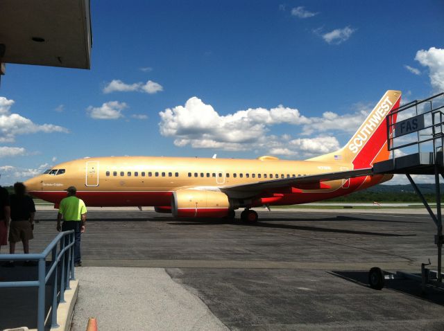 Boeing 737-700 (N711HK) - Charter flight for Boscov's travel from KRDG to KMCO.