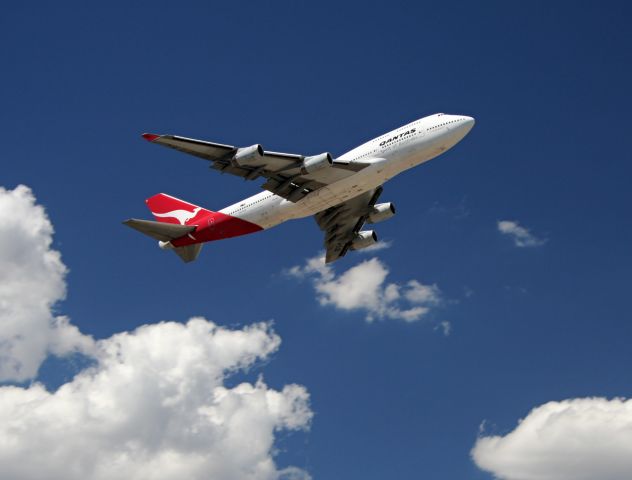 Boeing 747-200 — - Qantas making the return flight from Perth to Sydney on a magic day in Perth after a one hour turn around. Taken Feb 21, 2012 from the new public viewing area at Perth Airport. This should be tagged as a 747-400 not 200.