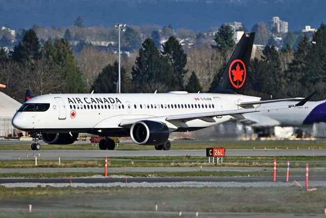 Airbus A220-300 (C-GJXW)