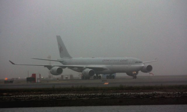 Airbus A340-500 (A7-HHH)