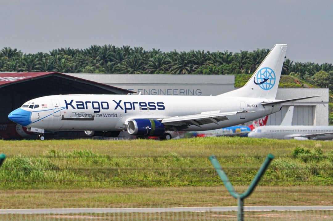 Boeing 737-700 (9M-KXA)