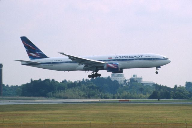 Boeing 777-200 (VP-BAS) - Short Final at Narita Intl Airport Rwy16R on 2001/04/28