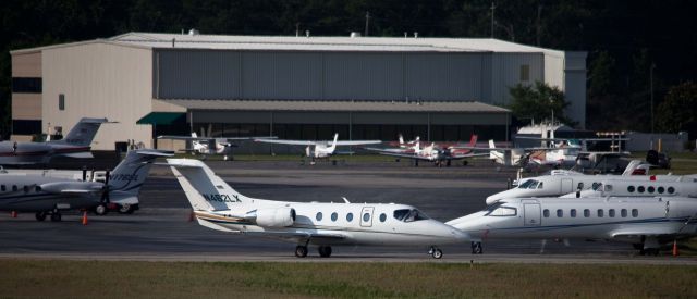 Beechcraft Beechjet (N462LX) - Busy tarmac this afternoon