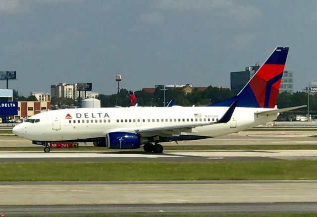 Boeing 737-700 (N305DQ)