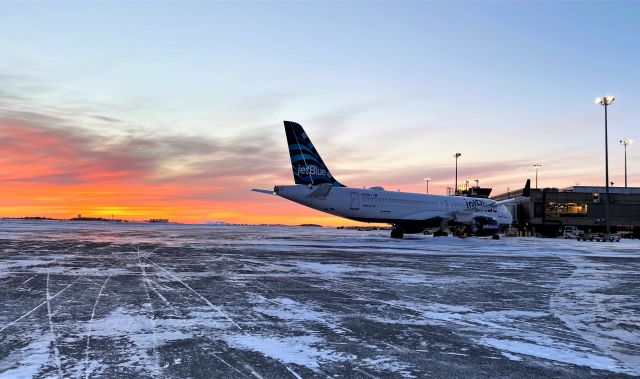 Airbus A220-300 (N3008J) - Sunrise 