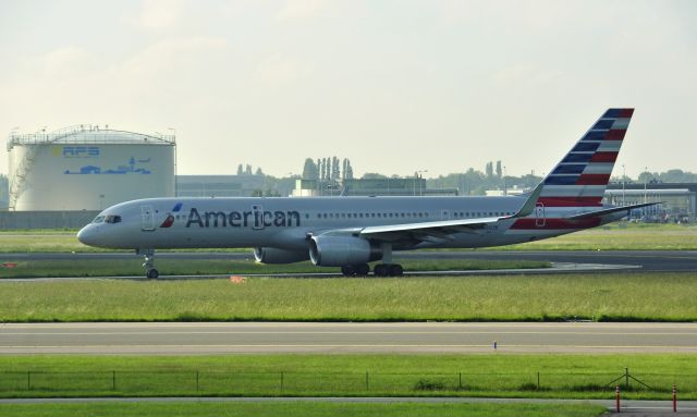 Boeing 757-200 (N206UW) - American Airlines Boeing 757-2B7(WL) N206UW in Amsterdam 