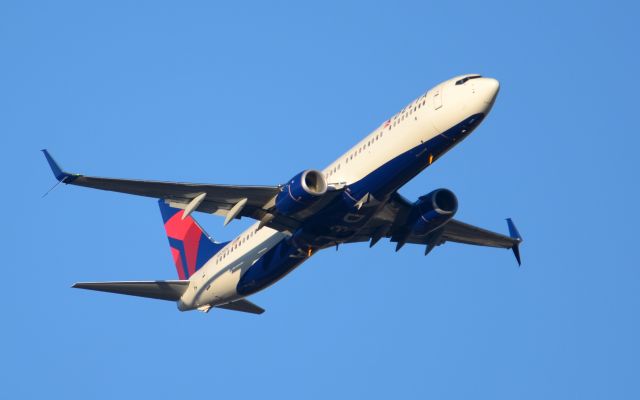 Boeing 737-700 (N928DU) - Late day sun casts the shadow of a wing on a Delta 737-900ER departing Nashville. December 2019.