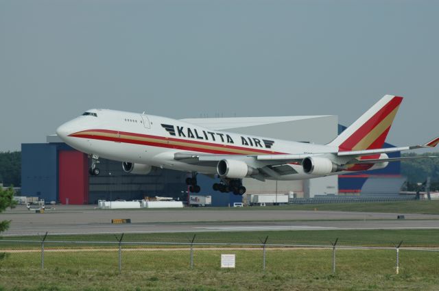 Boeing 747-400 (CKS243) - Early morning landing on 18L,