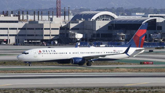 Boeing 737-900 (N833DN) - Arrived at LAX on 25L