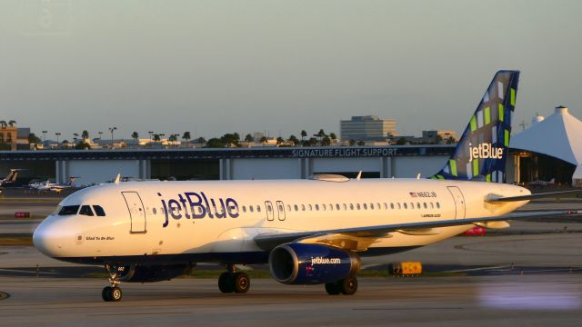 Airbus A320 (N662JB)