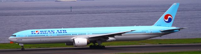 BOEING 777-300 (HL7573)