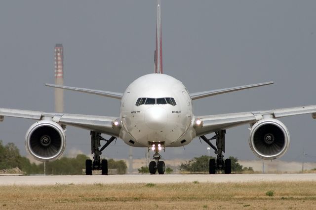 BOEING 777-300 (A6-EMF)