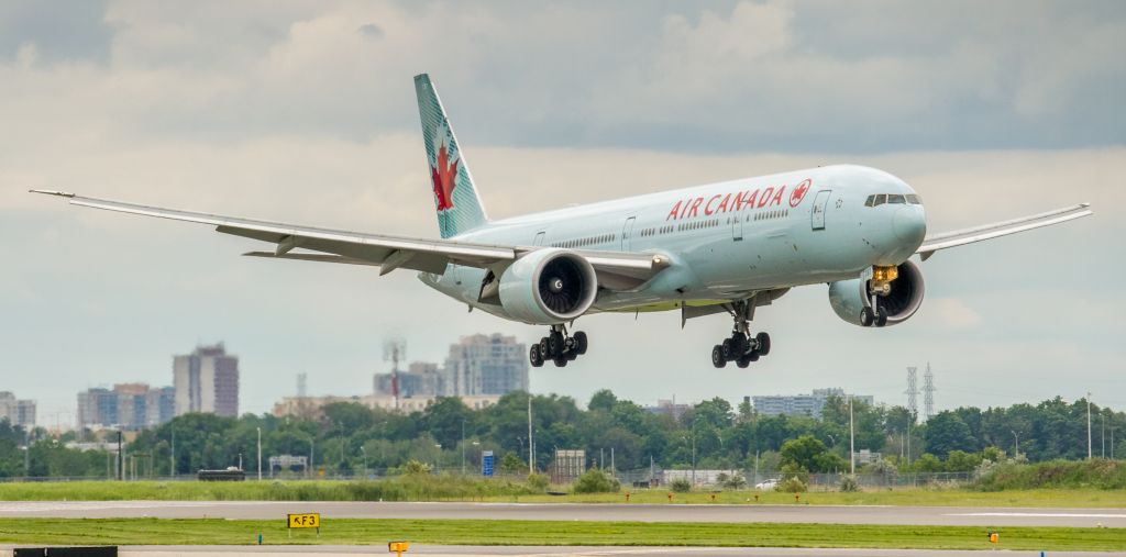 BOEING 777-300 (C-FIUW)