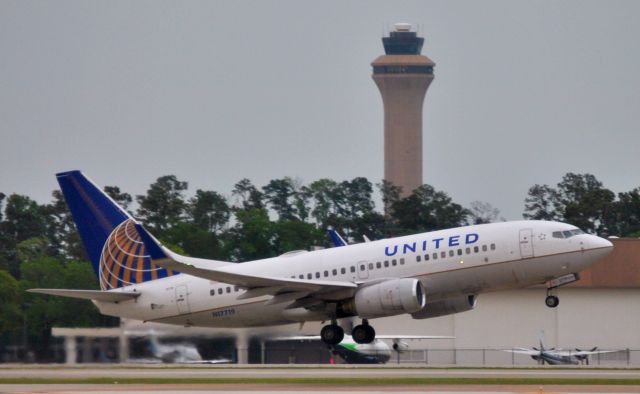 Boeing 737-700 (N17719)