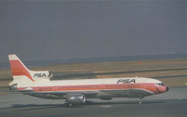 Lockheed L-1011 TriStar (N10112) - scanned from postcardbr /PSA