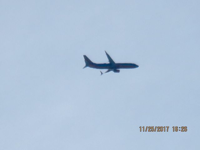 Boeing 737-800 (N8320F)