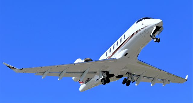 Canadair Challenger 350 (N765QS) - N765QS departing St Maarten