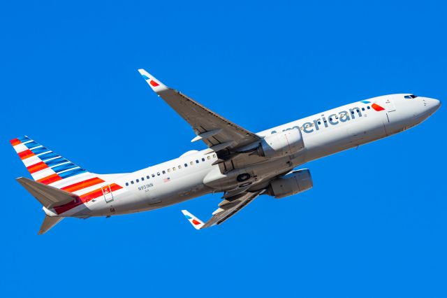 Boeing 737-800 (N951NN) - American Airlines 737-800 taking off from PHX on 11/12/22. Taken with a Canon R7 and Tamron 70-200 G2 lens.