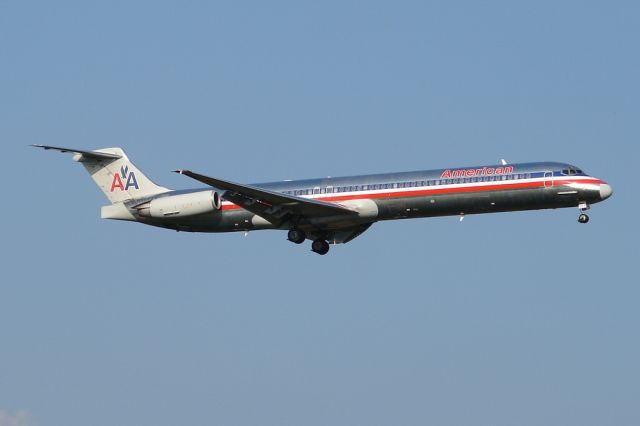 McDonnell Douglas MD-82 (N484AA)