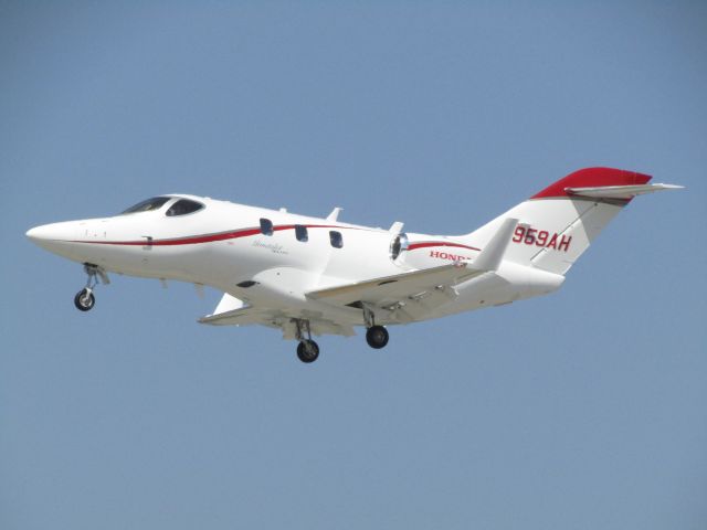 Honda HondaJet (N959AH) - Landing RWY 30