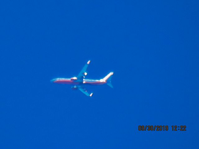 Boeing 737-800 (N8640D)
