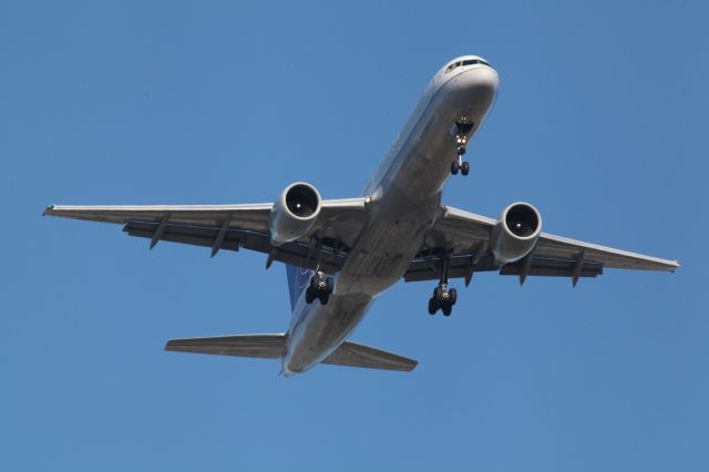 Boeing 757-200 (N566UA)