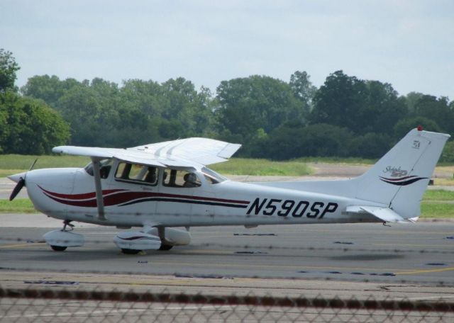 Cessna Skyhawk (N590SP) - On the ramp at Downtown Shreveport.