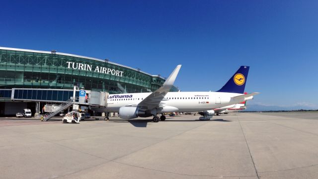 Airbus A320 (D-AIZS) - Lufthansa Airbus A320-214(WL) with sharklets resting on stand 112 in Turin during the turnaround. Getting ready for flight LH297 to Frankfurt.