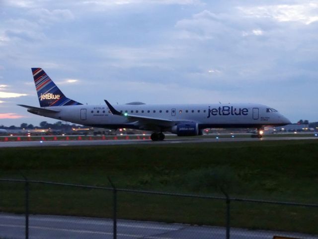 Embraer ERJ-190 (N375JB)