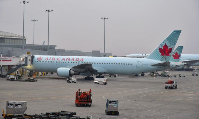 BOEING 767-300 (C-FOCA) - Air Canada Boeing 767-375(ER) C-FOCA in Toronto 