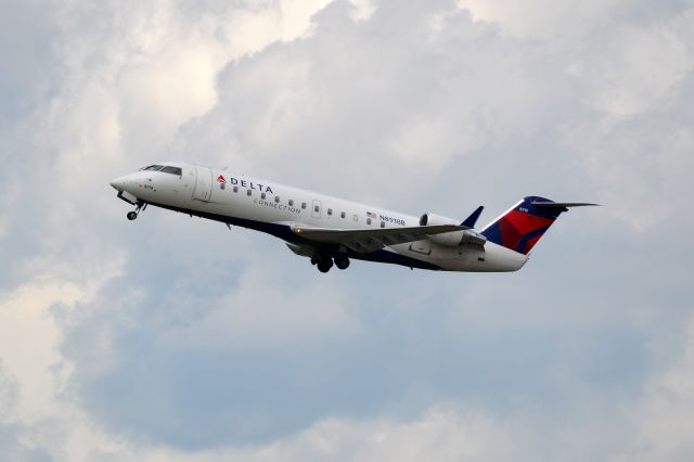 Canadair Regional Jet CRJ-200 (N8918B)