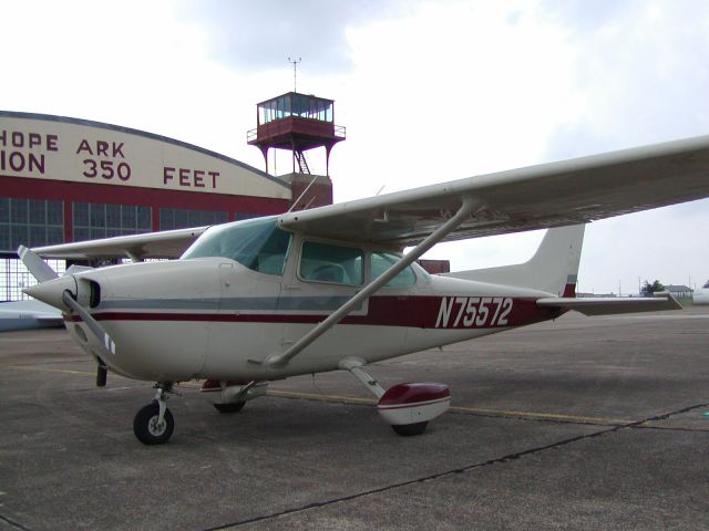 Cessna Skyhawk (N75572)